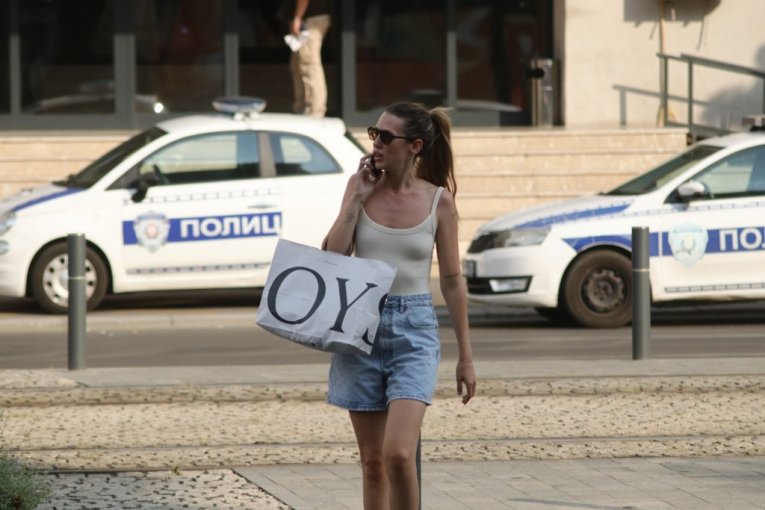 Isidora ispred policijske stanice