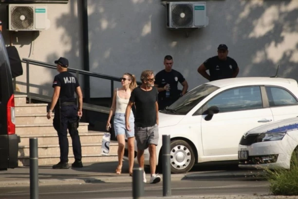 SERGEJ TRIFUNOVIĆ I NJEGOVA ŽENA NAPUSTILI POLICIJSKU STANICU! Prvo Isidorino oglašavanje nakon SKANDALA U TRŽNOM CENTRU! (VIDEO)