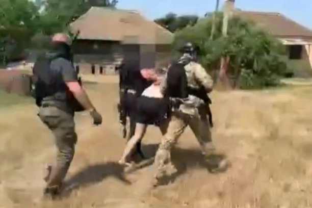 IZMEĐU OSTALOG OSUMNJIČEN I ZA ZLOSTAVLJANJE I MUČENJE! Pao opasni kriminalac u Valjevu - Pogledajte kako ga je policija opkolila, nije mogao da makne! (FOTO, VIDEO)