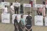 PROFESOR-BLOKADER NAPAO AKTIVISTKINJE SNS U KRAGUJEVCU! Policija sprečila eskalaciju incidenta!
