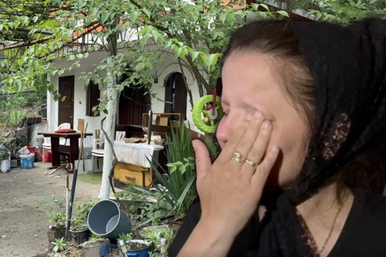 CELA SRBIJA U SUZAMA ZBOG MALE CANE: Pevačica podelila detalje o porodičnom domu koji KIDAJU DUŠU NA KOMADE!