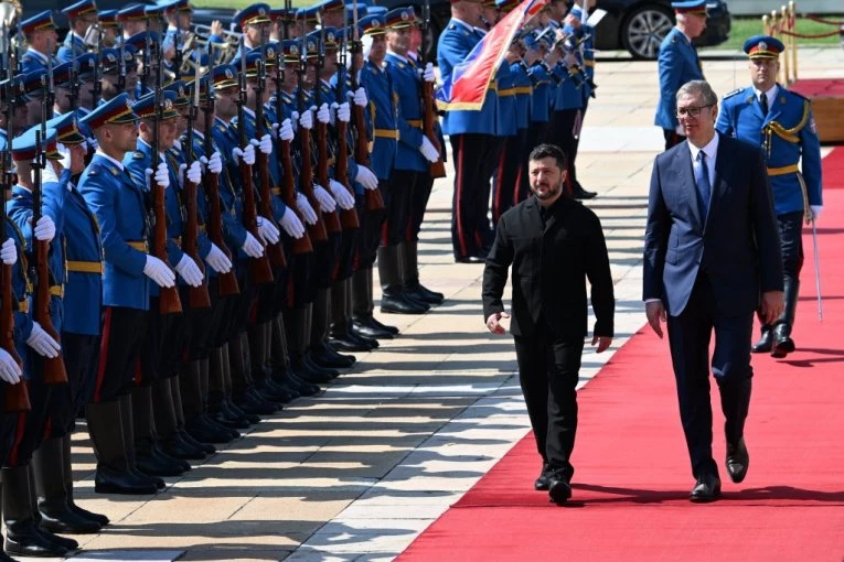 "UVEREN SAM DA ĆE OVA POSETA DOPRINETI DALJEM RAZVOJU NAŠIH ODNOSA!" Vučić nakon svečanog dočeka Zelenskog poslao jasnu poruku! (FOTO)