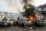 OGROMAN POŽAR KOD DOLJEVCA! Veliki broj automobila u plamenu, gori i objekat pored!