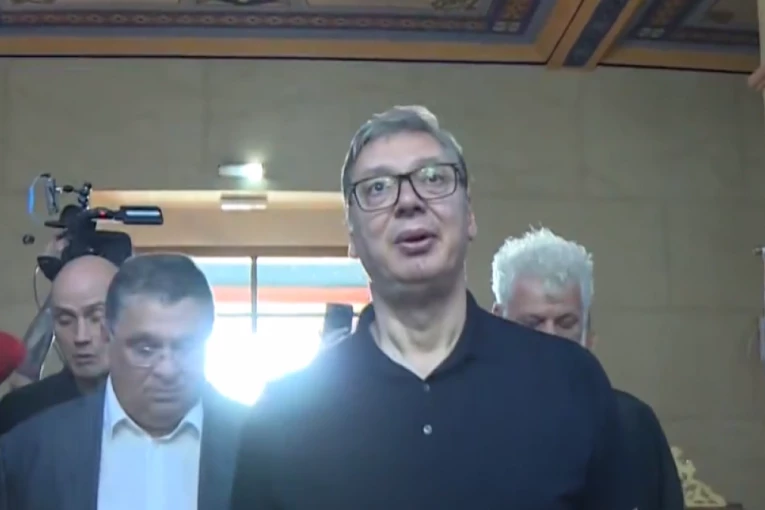 VUČIĆ U BELEGIŠU! Predsednik Srbije razgovara sa meštanima i obilazi Crkvu Svetog Nikole - DOČEKAO GA VELIKI BROJ LJUDI!