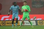CRVENI KARTON KAKAV SE RETKO VIĐA! Zvezdin golman uplakan napustio teren - Ivanić ga tešio! (FOTO)