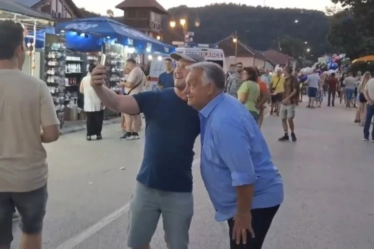 ŠETA, JEDE ĆEVAPE I PRIČA SRPSKI! Viktor Orban se ljubi i grli sa narodom po Guči i uživa - Ljudi oduševljeni: "ON JE LEGENDA!" (FOTO, VIDEO)