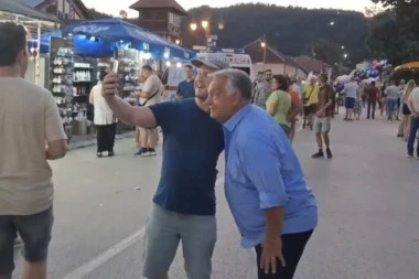 ŠETA, JEDE ĆEVAPE I PRIČA SRPSKI! Viktor Orban se ljubi i grli sa narodom po Guči i uživa - Ljudi oduševljeni: "ON JE LEGENDA!" (FOTO, VIDEO)