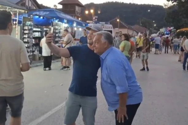 ŠETA, JEDE ĆEVAPE I PRIČA SRPSKI! Viktor Orban se ljubi i grli sa narodom po Guči i uživa - Ljudi oduševljeni: "ON JE LEGENDA!" (FOTO, VIDEO)