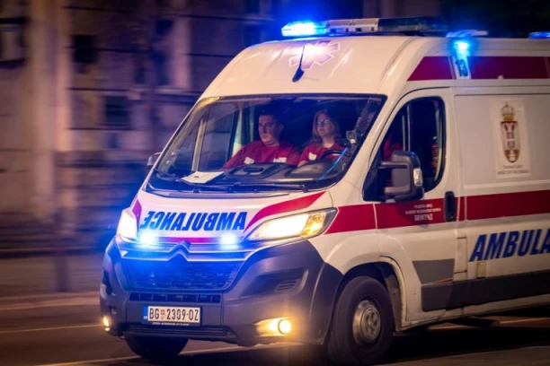 ČETIRI OSOBE POVREĐENE U DVE SAOBRAĆAJKE! Teška noć za ekipe Hitne pomoći