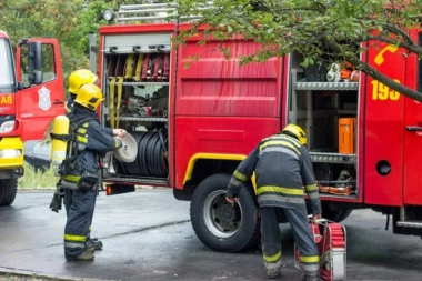 BUKTI U OBRENOVCU! Vatrena stihija se približila kućama, vatrogasne ekipe na terenu