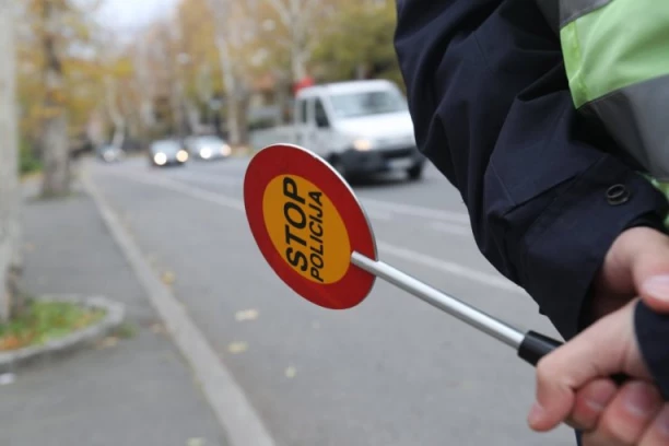 FLOMASTEROM NACRTAO TABLICU! Policajci se ŠOKIRALI kada su zaustavili audi kod Surčina!