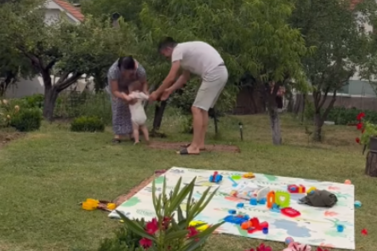 Milan Vasić sa sinom uči ga da hoda