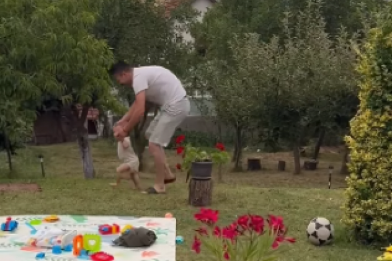 Milan Vasić sa sinom uči ga da hoda
