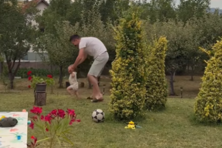 Milan Vasić sa sinom uči ga da hoda