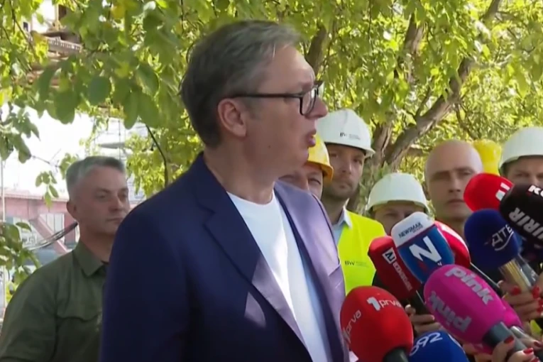 VUČIĆ OBILAZI RADOVE NA STAROM ŽELEZNIČKOM MOSTU: Predsednik šokirao radnike OVIM GESTOM!