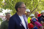 VUČIĆ OBILAZI RADOVE NA STAROM ŽELEZNIČKOM MOSTU: Predsednik šokirao radnike OVIM GESTOM!