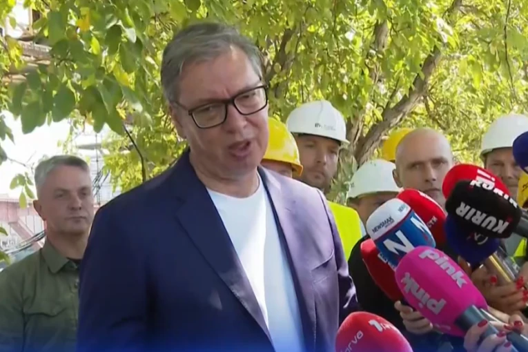 VUČIĆ OBILAZI RADOVE NA STAROM ŽELEZNIČKOM MOSTU: Predsednik šokirao radnike OVIM GESTOM!
