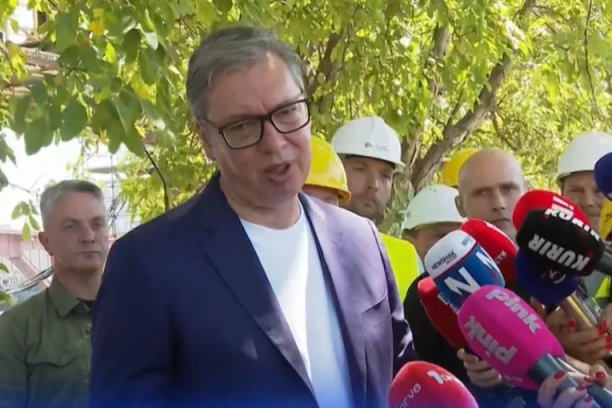 VUČIĆ OBILAZI RADOVE NA STAROM ŽELEZNIČKOM MOSTU: Predsednik šokirao radnike OVIM GESTOM!