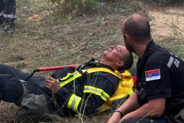 "KADA SVI BEŽE OD VATRE, ONI IDU KA NJOJ": Potresna fotografija srpskih vatrogasaca na terenu obišla zemlju (FOTO)