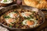 Pravi BOSANSKI ČIMBUR sa mesom i jajima: Starinsko jelo koje se sprema u jednom tiganju (RECEPT)