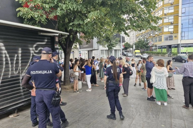 DIJANA HRKA JURILA MOTKOM NEDU PERIĆ PO VALJEVU! Snimak sa protesta blokadera šokirao zemlju (VIDEO)