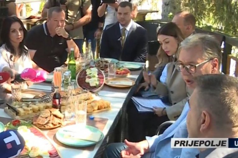 Za trpezom sa domaćinima