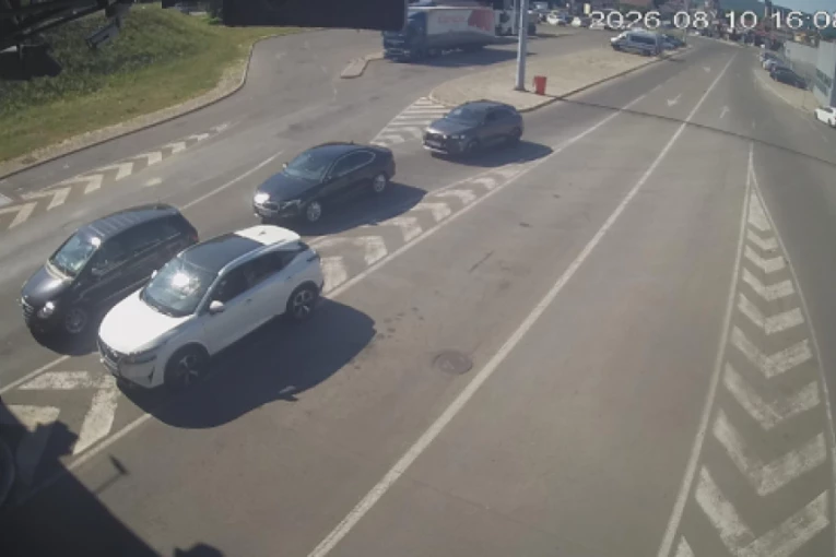 POBILI SE POLICAJKA I POLICAJAC! Skandal na graničnom prelazu Karakaj - ŠOKIRANI PUTNICI IH RAZDVAJALI!