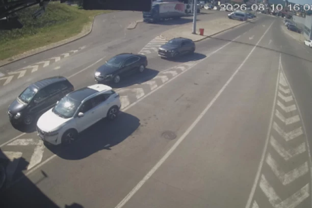 POBILI SE POLICAJKA I POLICAJAC! Skandal na graničnom prelazu Karakaj - ŠOKIRANI PUTNICI IH RAZDVAJALI!