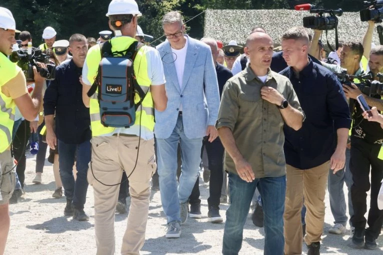 VUČIĆ U POSETI PORODICI PURIĆ SA OSMORO DECE U SELU RADIJEVIĆI: "Nama u selima nije problem natalitet, nego u gradovima"!
