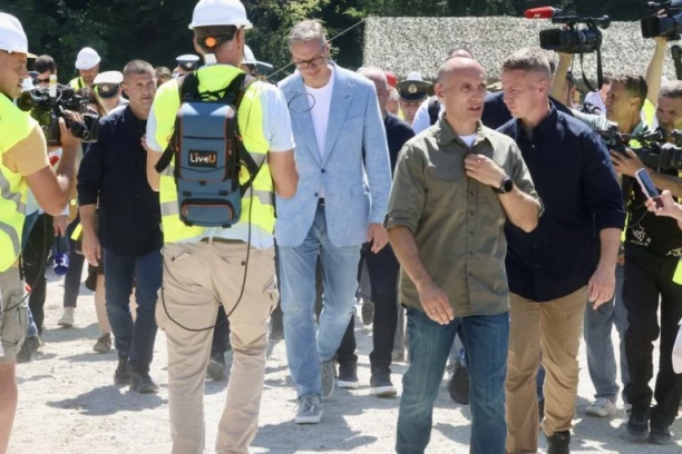 VUČIĆ U POSETI PORODICI PURIĆ SA OSMORO DECE U SELU RADIJEVIĆI: "Nama u selima nije problem natalitet, nego u gradovima"!
