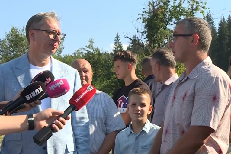 VUČIĆ U POSETI PORODICI PURIĆ SA OSMORO DECE U SELU RADIJEVIĆI: "Nama u selima nije problem natalitet, nego u gradovima"!
