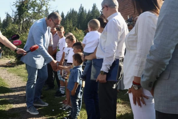 VUČIĆ U POSETI PORODICI PURIĆ SA OSMORO DECE U SELU RADIJEVIĆI: "Nama u selima nije problem natalitet, nego u gradovima"!