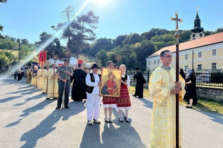 TRI DANA SLAVLJA ZBOG TRI VELIKA JUBILEJA: Litija sa moštima Svetog Pantelejmona okupila vernike u Starom Hopovu (FOTO)