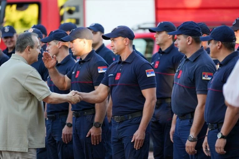 DAČIĆ DOČEKAO SRPSKE HEROJE! Vatrogasci-spasioci gasili požare u Francuskoj! (FOTO, VIDEO)