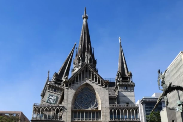 DEO ČUVENE KATEDRALE SE URUŠIO USRED MOLITVE: Snimci razornog zemljotresa obišli svet (VIDEO)