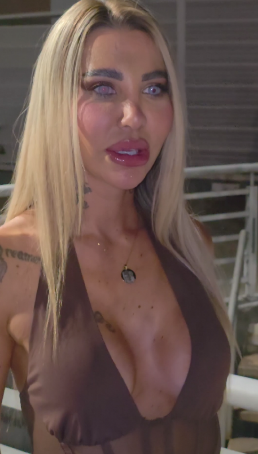 DA LI STE VIDELI NOVE OČI ANELI AHMIĆ? Pojavila se ispred Pinka, ljudi je sa razdaljine od tri metra gledali PRESTRAVLJENO! Tetura se po ulici (GALERIJA, VIDEO)