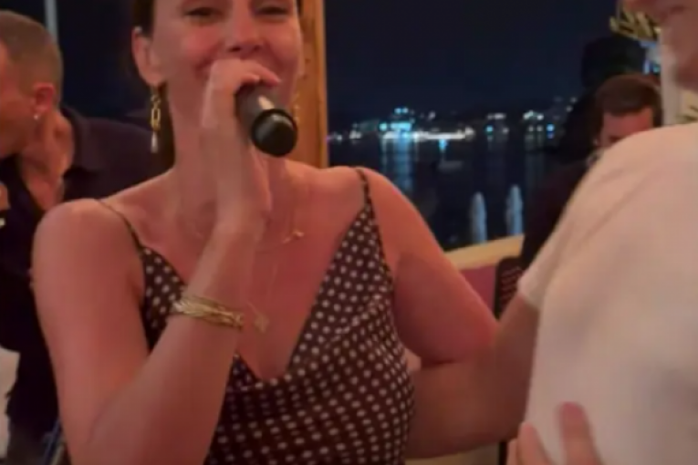 Nataša Ninković snimala kumu Slobodu Mićalović dok peva