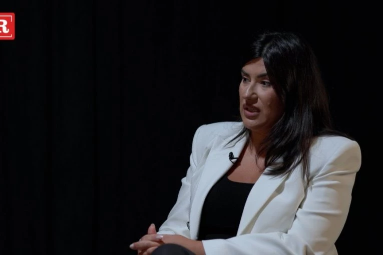 DINA VUČINIĆ OTKRILA KO STOJI IZA INSTRUISANJA DECE U JOVINOJ GIMNAZIJI Stala u odbranu direktora, pa poručila: On se molio i ćutao, pružam mu podršku da istraje!