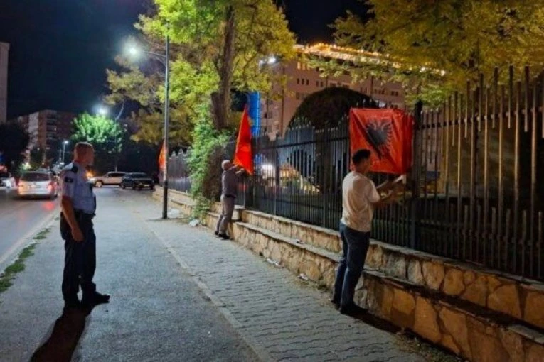 ZASTAVE OVK OKAČENE NA SRPSKE SVETINJE: Eparhija raško-prizrenska upozorava na pogoršanje bezbednosne situacije na Kosovu i Metohiji (VIDEO)