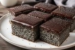 KOLAČ OD MAKA koji vole i najmlađi: Sočan, mirisan i mekan danima (RECEPT)