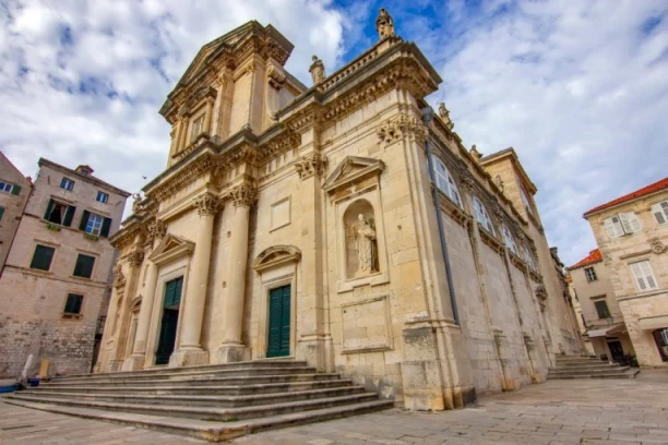 KATOLIČKI BISKUPI PRIZNALI DA SU SRBI! Liturgija im bila napisana na ćirilici