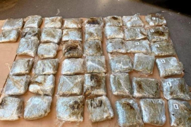 POLICIJA U KRALJEVU UHAPSILA MUŠKARCA: U automobilu pronašli 22 kilograma DROGE
