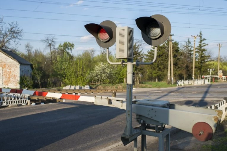 STRAŠAN TREND MEĐU VOZAČIMA U BEOGRADU! Veliki broj njih zaobilazi spuštene rampe na OVOJ deonici - hitno oglašavanje Infrastruktura železnica Srbije