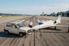 HAOS NA AERODROMU! Fijat Panda presekla put avionu na pisti, pa se sudarila sa njim! (VIDEO)
