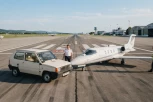 HAOS NA AERODROMU! Fijat Panda presekla put avionu na pisti, pa se sudarila sa njim! (VIDEO)