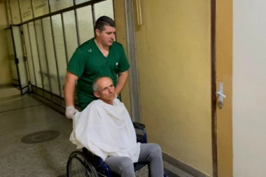 (UZNEMIRUJUĆE FOTOGRAFIJE) KURTIJEVI POLICAJCI OTELI SRBINA, VEZALI GA ZA DRVO I TUKLI DO IZNEMOGLOSTI! Tražili od njega da prizna navodni ratni zločin!