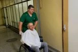 (UZNEMIRUJUĆE FOTOGRAFIJE) KURTIJEVI POLICAJCI OTELI SRBINA, VEZALI GA ZA DRVO I TUKLI DO IZNEMOGLOSTI! Tražili od njega da prizna navodni ratni zločin!
