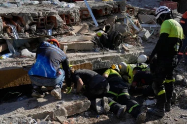 ŠAPAT IZ RUŠEVINA SPASAO BEBU! Čudo u Kolumbiji posle razornog zemljotresa: Dete preživelo sate pod TONAМА BETONA! (FOTO)