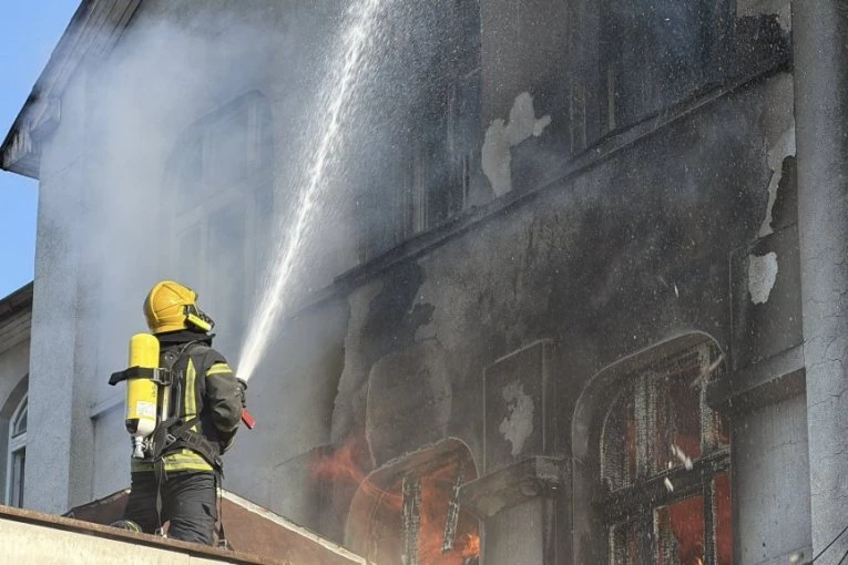 VATRA GUTA CENTAR ZLATIBORA! Ogroman požar izbio u poznatom lokalu, plamen se vidi izdaleka: Vatrogasci na terenu