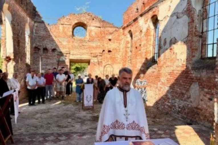 PORUŠILI SU SRPSKI HRAM, ALI NE I VERU: Dirljivi prizori liturgije među zidinama uništene crkve Svetog Pantelejmona kod Pakraca